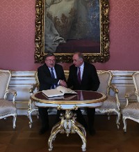 H.E. Mikhail Ulyanov, Permanent Representative of the Russian Federation to the International Organizations in Vienna, and Professor Dr. Pavel Kabat, IIASA Director General and CEO ©IIASA 