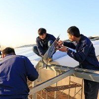 Engineering and technical personnel to install solar photovoltaic glass, Luannan, Hebei, China, December 11, 2015 © junrong | Shutterstock 