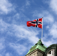 Norway flag and sky © Goran Bogicevic | Dreamstime.com 