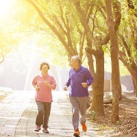 Senior couple exercising in the park ©Tom Wang/Shutterstock 