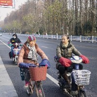 Elderly chinese women rides bicycle in Hangzhou, China © Paulus Rusyanto / Dreamstime.com 