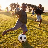 Elementary school kids playing football © Monkey Business Images/shutterstock 