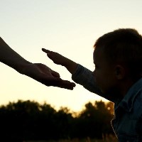 Parent holds the hand of a small child © Kostiantyn Gerashchenko | Dreamstime.com 