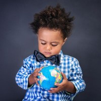 Preschooler discovering the world © Anna Om/Shutterstock 