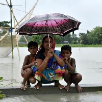 Woman and children taking shelter after flood, Assam, India © David Talukdar | Dreamstime.com 