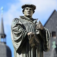 Monument of Martin Luther on the Town Square of Eisleben, Germany © dugdax / shutterstock 