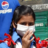 Child wearing anti-pollution mask © Adam Jones | flickr Creative Commons License 